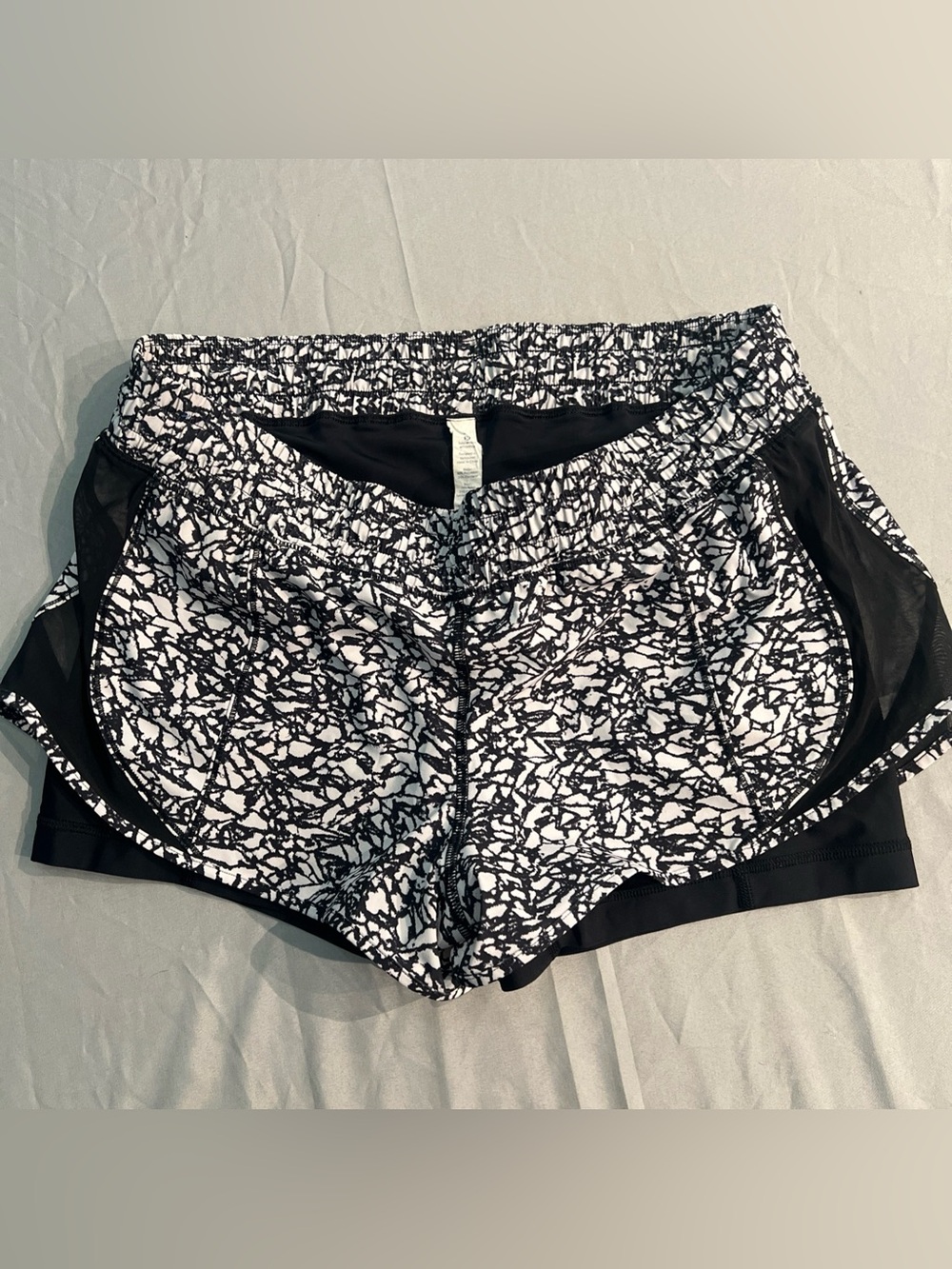 Lululemon Shorts Womens 8 White Black Hotty Hot Ice Breaker Short Running Ladies